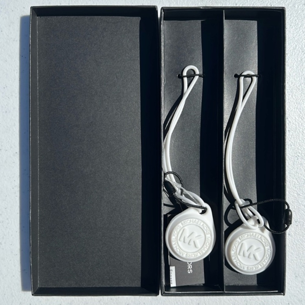 🔥low start🔥Michael Kors NWT in the Box white silicon Air Tags cover - Picture 6 of 7